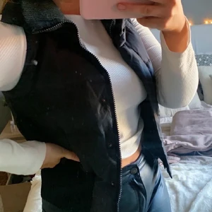 Väst - Svart väst från only i storlek S. Superfin och perfekt till våren. Köparen står för frakt!🖤
