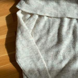 Säljer denna mysiga stickade tröjan från Hm. Inte använd på ett tag och i väldigt fint skick. Skriv för fler bilder!💕