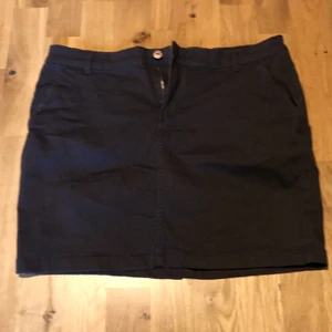 Brun H&M Kjol - fin kjol i bra skick. pris kan diskuteras vid snabbt köp