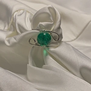 Hemmagjorda ringar  - Ringar gjord i försilvrad koppartråd❤️ Den gröna ringen finns i andra färger, En ring kostar 30kr + frakt💕 Ju fler ringar man köper desto billigare blir det💗