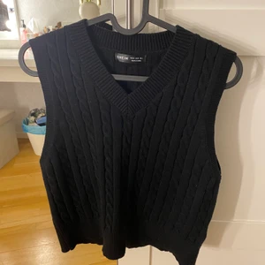 Stickad väst  - Använd endast en gång, köpt från shein, väldigt bra kvalite och säljs pågrund av att de inte var min stil! Skulle säga att den är liten i storlek lite. 