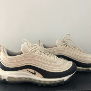 Nike Air max 97 PRM  - Säljer mina Nike air Max 97 i färgen cream, de är i storlek 36,5 och är köpta från &otherstories. De är i väldigt bra skick då de endast är använda 2 gånger på grund av för liten storlek. Köparen står för frakten. Originalpris: 1800 kr