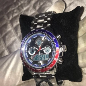 PATERSON KLOCKA - Hej säljer en  helt äkta Paterson klocka direkt fån USA. Den är helt ny aldrig använd och är i riktigt bra kvalite. Klockan är en vattentät med många funktioner så som tidtagarur och timer. Det är en äkta vara med Varifiering kod som tar dig direkt till hemsidan för att konstatera att den är äkta. Den är justerbar.   Klockan är värd cirka 339$ men säljer för 1500kr. Pris kan diskuteras vid snabb affär. Kontakta för fler bilder och intresse. Låda ingår. 