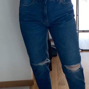 Jeans från pull and bear i storlek 36, sitter jätte bra på mig, jag brukar ha xs/s i jeans. 