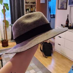 Säljer denna superfina hatt som är gjort av 100% ull. Storleken är M (58cm). Passar perfekt nu till våren och vill hitta ett hem där den inte bara ligger i hyllan som hos mig ☺