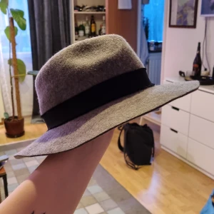 Hatt från Pull&bear - Säljer denna superfina hatt som är gjort av 100% ull. Storleken är M (58cm). Passar perfekt nu till våren och vill hitta ett hem där den inte bara ligger i hyllan som hos mig ☺