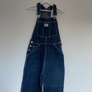 Coola hängselbyxor  - Ett par coola hängselbyxor som inte kommer till användning. 