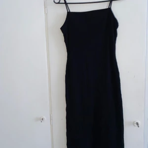 Klänning  - Svart klänning från Kappahl i storlek 34/36