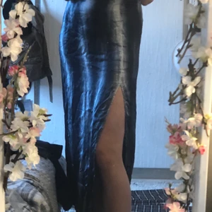 Kjol - En kjol från weekday som aldrig är använd. Har en slits på sidan. Går nedanför knäna. För fler bilder kontakta. ENDAST SWISCH. FÖR MER INFO KOLLA BIO!:)