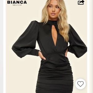 SÖKER!!! - Söker denna klänningen från biancas kollektion med Nelly!! Söker den AKUT NU i storlek 34 eller 36💕🙏🏼kontakta mig gärna om ni vill sälja!!