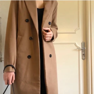 Kappa - Perfekt vårjacka. Aldrig använd. Köpt för 800-900 kr.Säljer för 250 kr, köparen står för frakt själv. Kan mötas upp om det är väldigt nära där jag bor i Stockholm☺️. Strl 40/M men passar nog bäst på en 38 eller mindre beroende på önskad passform. 💕