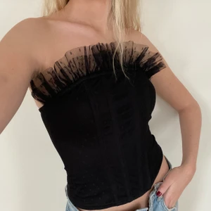 Svart korsett liknande topp - Superfin svart topp i mesh. Sitter åt som en korsett med dragkedja baktill. Aldrig använd, prislapp sitter kvar. BUD:150⚡️ Avslutas idag 18/3 