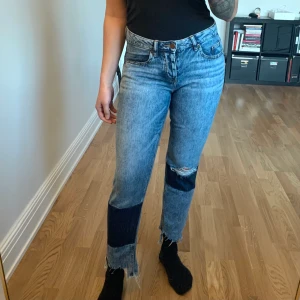 Jeans från Cubus - Jeans från Cubus i storlek S. Jag är mer en M/38 och på bilderna ser ni hur dem sitter mig. Låg midja, använda en gång. Köparen står för frakten som tillkommer 💌