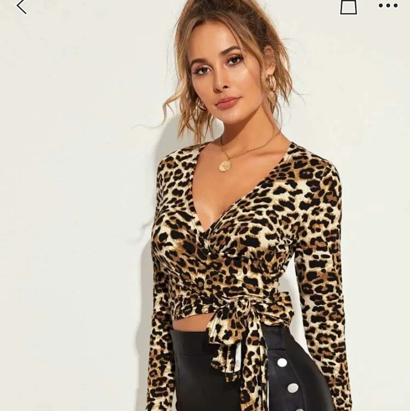 En leopard blus från SHEIN. Aldrig använd därför den säljs, liten i storlek. Toppar.