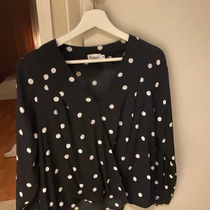 v-ringad tröja  - Säljer en fin v-ringad tröja från bondelid! knappt använt