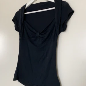 Svart elastiskt T-shirt  - Hej 👋🏼  svart T-shirt med jätte elastiskt material. Fint vid brösten och sitter skönt på armarna 💕 Om Du vill se mer bilder på saker eller snacka om priset det är bara skriva. Är öppet för allt ✨ Lägsta bud: 40