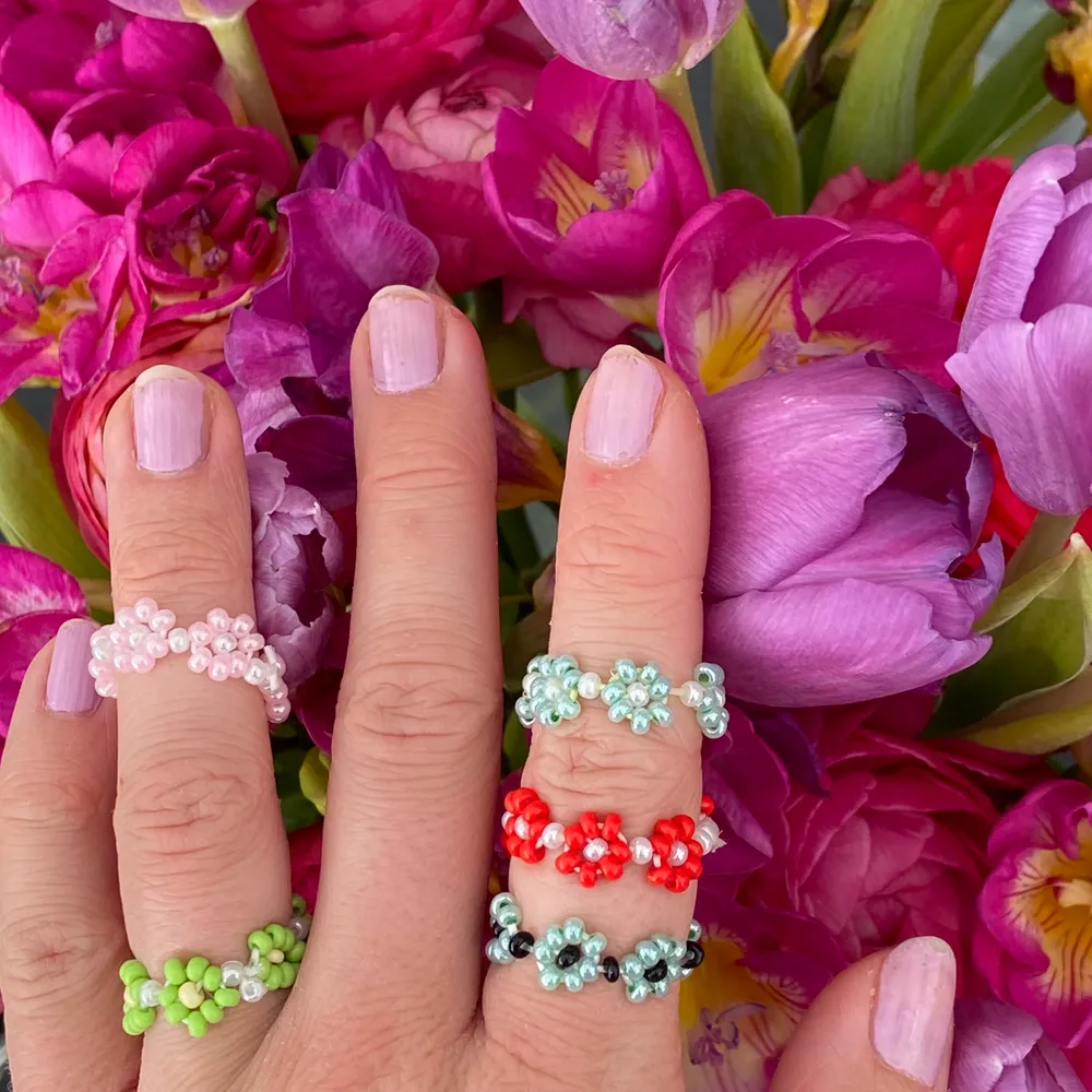 🍀Fina Blomringar i massa olika färger🍀                                       🌵 30kr styck (frakt tillkommer)🌵                                              🍄Följ gärna på Instagram @secondjewelryshop för mer smycken och kläder🍄. Accessoarer.