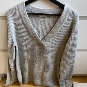 Stickad tröja - Stickad tröja med v-ringad hals, står ej för frakt