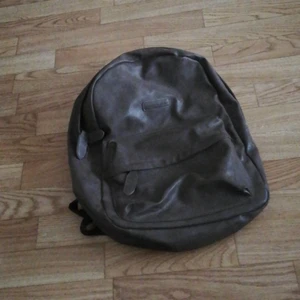 Brun ryggväska - Ryggväska i bra skick. Väldigt bra skick för att ha använts varje dag i ett helt skolår. Vid frågor lämna kommentar. Köparen står för frakten. Vid fler intresserade buda i kommentarerna. 