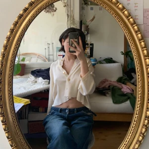 Vintage kofta - Finn krämig vintage kofta med gulda knappar🤍