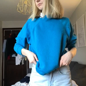 Blå sweatshirt - Superskön blå sweatshirt från Beyond Retro. Passar perfekt nu på vårkanten!