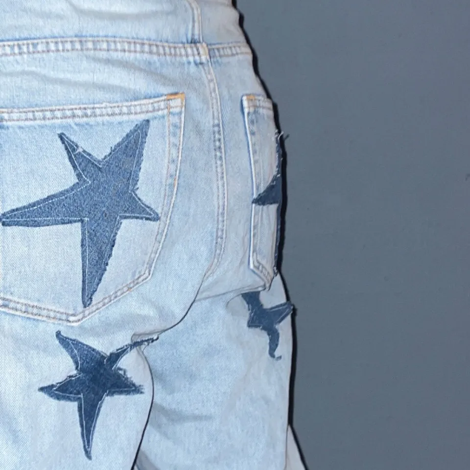 trendiga Jeans från weekday som jag har sytt på egna stjärnor på i annat jeansmaterial!! Jeansen är i modellen Voyage! (Bakfickorna är igensydda) Tar emot bud ifrån 200⭐️⭐️⭐️(KÖP DIREKT:500). Jeans & Byxor.