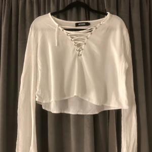 Tröja  - En vit crop-topp med utsvängda armar stl 36