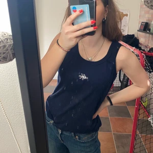 Calvin klein linne - Ett snyggt marinblått Calvin Klein linne som tyvärr inte kommer till användning, obs fläckarna på första bilden är smuts på spegeln🥰 Storlek xxl men passar mig som S