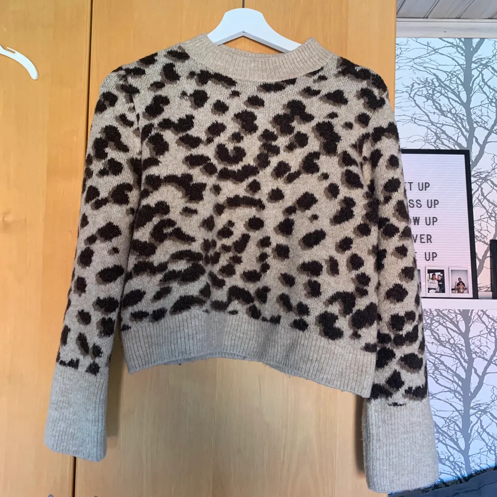 Jätte skön tröja i leopard mönster. Den är i stickat material som inte kliar mot huden. Säljer då den ej kommer till användning.. Stickat.