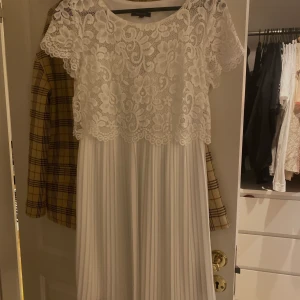 Studentklänning - Söt vit studentklänning i strl 36/38!! Aldrig använd så i nyskick. Hör av dig vid frågor😋😋 Köparen står för frakten🚚🚚🚚