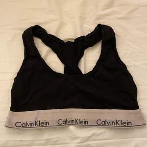 Calvin Klein topp i svart i storlek S (inte vadderad) I använt skick och har missfärgningar vid bandet (se bild). 
