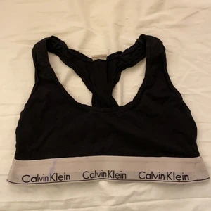 Calvin Klein topp - Calvin Klein topp i svart i storlek S (inte vadderad) I använt skick och har missfärgningar vid bandet (se bild). 