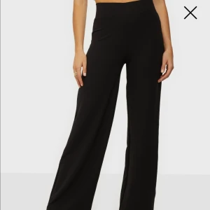 Nya svarta byxor stl XS NLY trend  - Nya oanvända svarta byxor stl XS, från nly trend. 