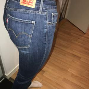Säljer nu mina Levis jeans som är som nya:) otroligt sköna för att vara jeans och även stretch💞 kan mötas upp samt skicka på posten 