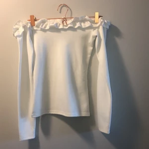 Söt blus från Ginatricot  - Jättefint skick precis som ny. Nästan aldrig använd. Storlek XS. Ny pris 400kr. Köparen står för frakt 