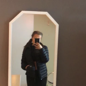 Canada goose jacka  - Storlek S, använd lite och ser helt ny ut. Kan skicka närmare bilder på jackan om önskas.