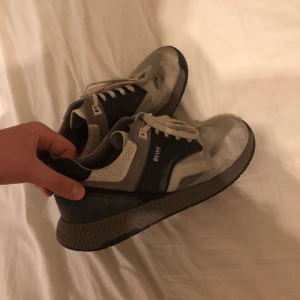 Hugo boss skor - Hugo boss dojor, även dessa bra skick men lite paja i hälen där en lätt lagning kan ske, se bild 2. Skick 7/10