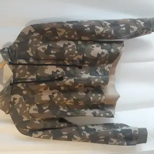 Kamoufalge hoodie i storlek S. Har används flera gånger men är i bra skick. Den är lite kortare vid magen.