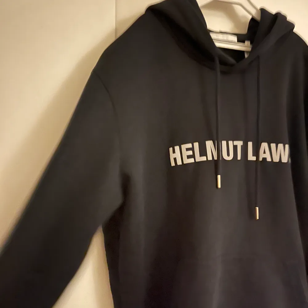 Tjena!  Säljer denna Helmut Lang hoodien köpt i Cph. Nypris runt 3 000kr, säljes för 650kr. Använd fåååtal gånger och i riktigt bra skick! Text på framsidan i reflex. Köparen står för frakten. . Hoodies.