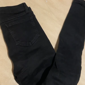 Svarta tajta jeans  - Tajta svarta Jens med slitningar och hål.