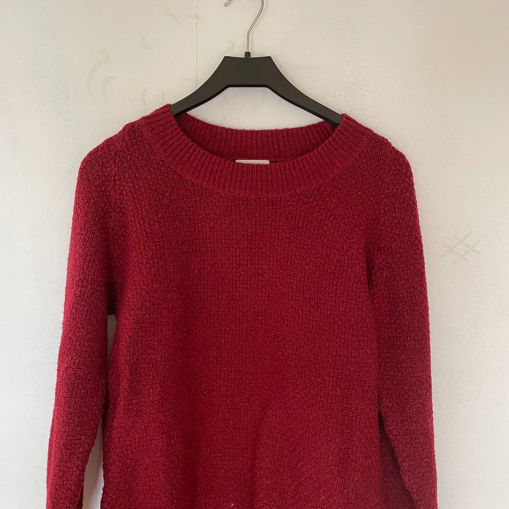 Jätteskön röd stickad tröja från Jacqueline de Yong. Passar absolut en S. Inte mycket använd. . Stickat.
