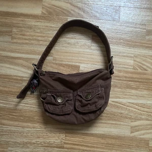 Axelväska  - Super fin axelväska köpt secondhand, därav finns lite sletage ( se sista bild). Finns en ficka med dragkedja och en ficka utan dragkedja inuti. Väldigt rymlig! Eftersom flera är intresserade av väskan blir det budgivning istället 🧚‍♀️🤍