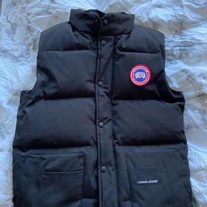 Canada goose väst i nyskick - Säljes/bytes mot en vårjacka eller annan väst. Kan ge och ta pengar emellan. Cond 9,5/10. Inga slitningar eller liknande. Har S i vanliga fall men sitter bra på mig. Fler bilder osv kan ordnas vid intresse