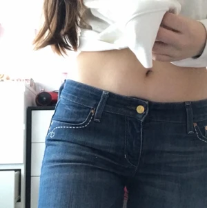 Låg midjade byxor S - Jätte fina byxor som e köpa på myrorna, säljer pga de e för små är mig och sitter lite tajt då jag e mitt i mellan S o M mer åt M hållet i byxor o dem här byxorna sitter mer som en S. Dem är ända ned på hälen på mig som e 167 cm. Köpte för 200 kr och säljer för 150 kr :)