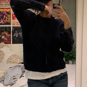 Mörklblå/marinblå stickad tröja  - Passar strlk xs/s😍