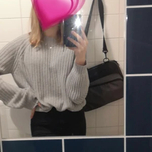 Grå stickad tröja - Säljer min grå stickade tröja, är i strl S och passar bra förutom att den är lite lång i armarna för mig 🥰 Inte använd mycket alls bara ett it gånger och är i mycket bra skick. Köparen står för frakten!