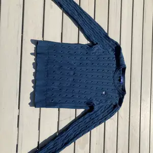 Snygg mörkblå stickad tröja från gant. Mkt bra skick. Säljs pga för liten