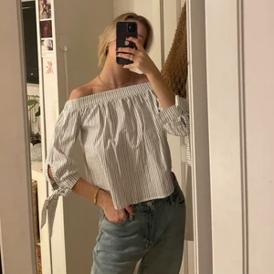 Blus, strl XS - Så himla fin blus från bikbok😍  Storlek XS. Väldigt sparsamt använd, som ny!✨ 