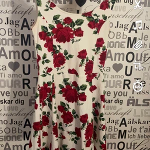 Klänning  - Simpel klänning från H&M, axelbanden är något uppsydda då jag tyckte de va för långa                                  Köpare står för frakt🤍