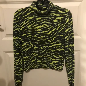 Neon sweater  - Polotröja med Tiger print i neon grön och grå från h&m. Fleece tyg varm. Inte så stretchig 